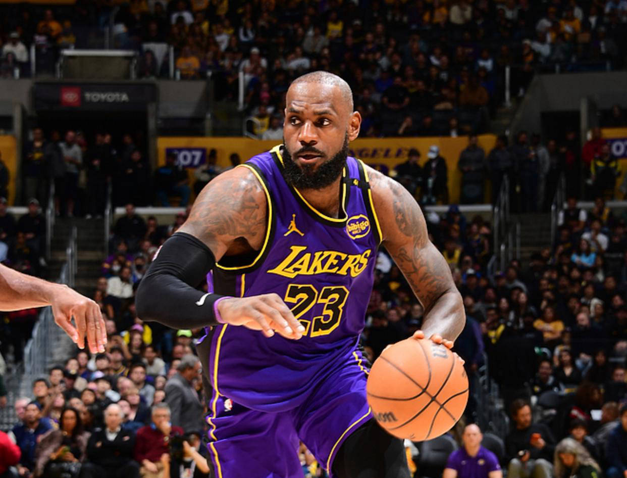 包含詹姆斯在总决赛中创新纪录，成为历史榜首的词条